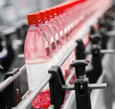 工厂里有一排红色瓶盖的水瓶