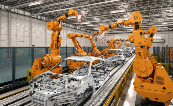巨大的黄色机器人爪子在工厂制造汽车框架