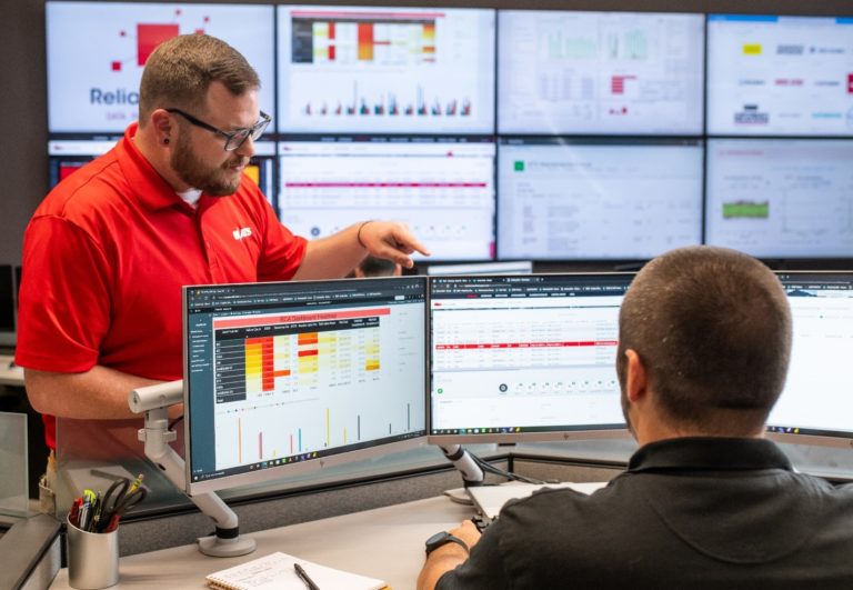 工程师评估机器数据。